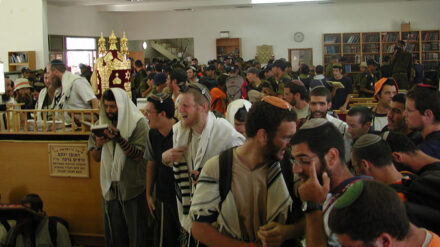 Siedler beten während der Räumung von Morag im Gazastreifen in der Synagoge.
