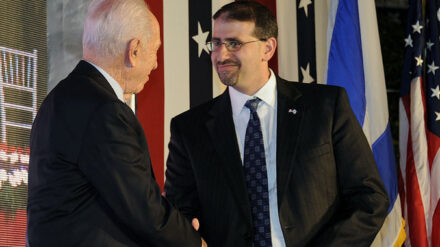 Peres gratuliert Botschafter Shapiro am amerikanischen Unabhängigkeitstag 2011.