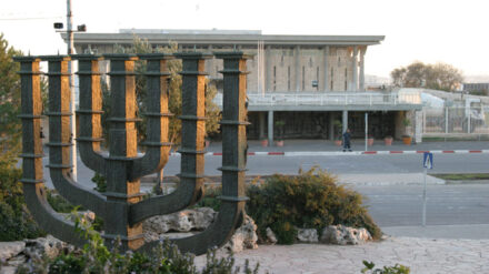 Reporter haben in die Knesset eine Plastikwaffe geschmuggelt – allerdings nicht geladen.