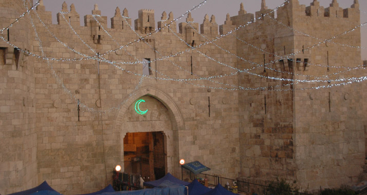 Zum islamischen Fastenmonat Ramadan hat die Jerusalemer Stadtverwaltung das Damaskustor geschmückt. (Archivbild)