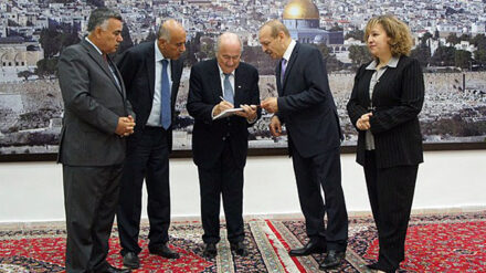 Unterstützt die palästinensischen Fußballer: FIFA-Präsident Blatter (M.) am Sonntag im Westjordanland