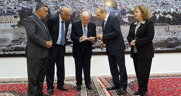 Unterstützt die palästinensischen Fußballer: FIFA-Präsident Blatter (M.) am Sonntag im Westjordanland