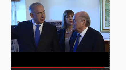 Netanjahu erläuterte dem FIFA-Präsidenten Blatter (r.), wie Palästinenser Fußballstadien für Angriffe missbrauchen.