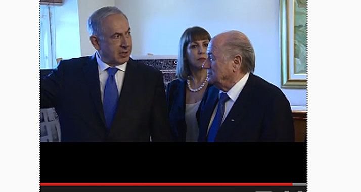 Netanjahu erläuterte dem FIFA-Präsidenten Blatter (r.), wie Palästinenser Fußballstadien für Angriffe missbrauchen.