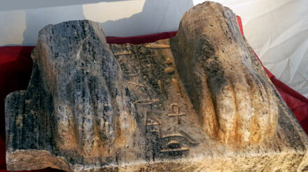 Zwischen den Füßen der Sphinx ist der Name des Pharao Mykerinius zu lesen.