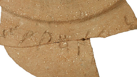 Der Sinn der Buchstabenkombination auf der Tonscherbe bleibt im Dunkeln.