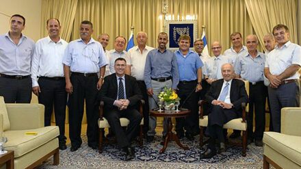 Für Gleichheit: Präsident Peres und Innenminister Sa'ar mit den arabischen Ortvorstehern