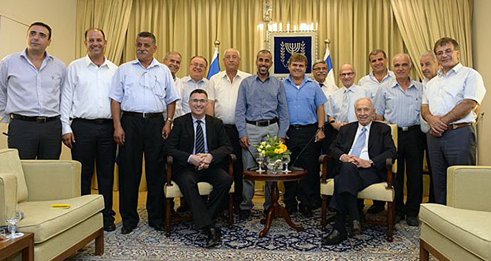 Für Gleichheit: Präsident Peres und Innenminister Sa'ar mit den arabischen Ortvorstehern