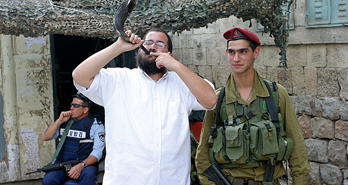 Aus Sicht des Ökumenischen Rats der Kirchen beobachtungswürdig: Polizei, Siedler und Soldaten in Hebron