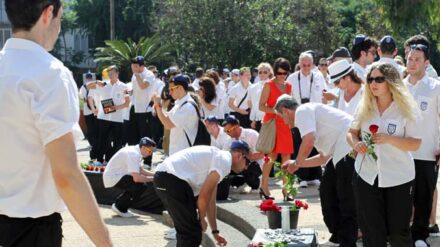 Die Teilnehmer der deutschen Sport-Delegation legen rote Rosen an der Gedenkstätte für das Attentat von München nieder.