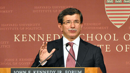 Die Türkei habe nichts mit dem Angriff in Latakija zu tun, betont Außenminister Davutoglu.