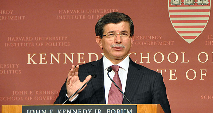 Die Türkei habe nichts mit dem Angriff in Latakija zu tun, betont Außenminister Davutoglu.