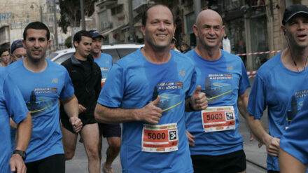 Auch der Jerusalemer Bürgermeister Nir Barkat (Mitte) nahm an der Veranstaltung teil. Er absolvierte den Halbmarathon.