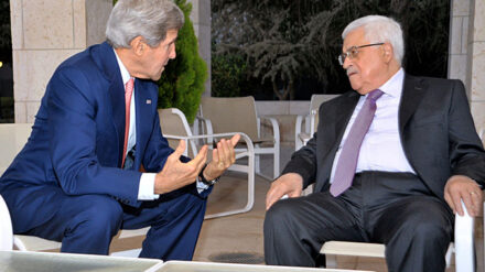 US-Außenminister Kerry und der palästinensische Präsident Abbas (v.l.) am Dienstagabend in Jordanien