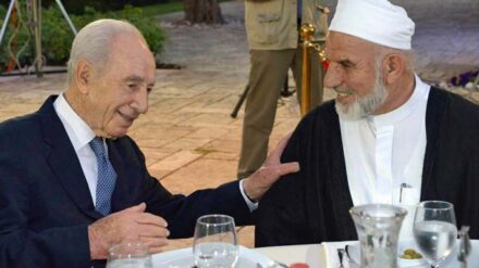 Israels Staatspräsident Schimon Peres beim Fastenbrechen mit dem Scharia-Richter Daud al-Seini.