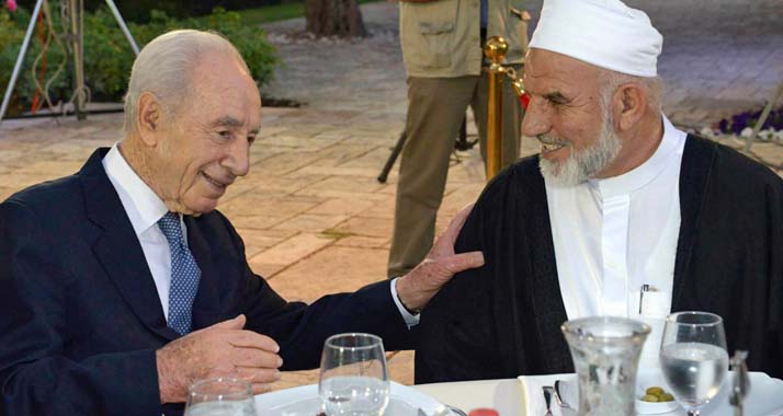 Israels Staatspräsident Schimon Peres beim Fastenbrechen mit dem Scharia-Richter Daud al-Seini.