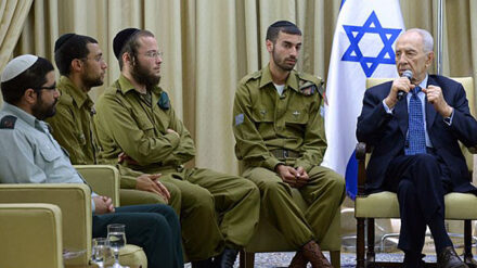 Mitte Juli empfing Staatspräsident Peres ultra-orthodoxe Soldaten, die von strenggläubigen Juden angegriffen worden waren.