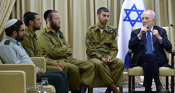 Mitte Juli empfing Staatspräsident Peres ultra-orthodoxe Soldaten, die von strenggläubigen Juden angegriffen worden waren.