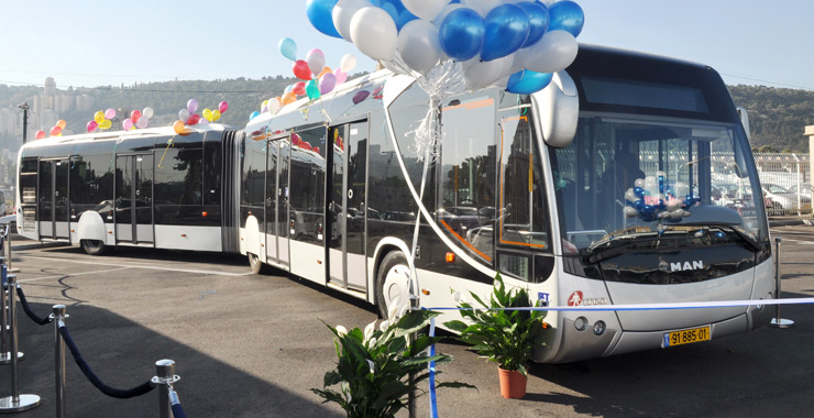 Das Bild zeigt ein Model der neuen Busse, die in Haifa zum Einsatz kommen.
