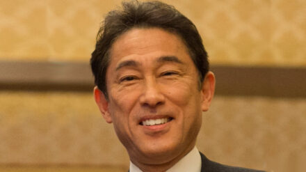 Der japanische Außenminister Kishida traf sich unter anderem mit Peres.
