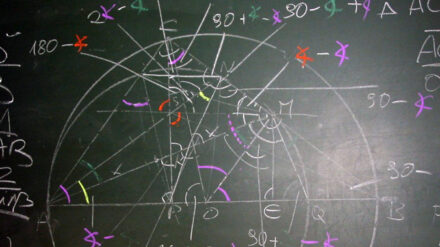 Komplizierte mathematische Probleme sind die Leidenschaft der Olympiaden-Teilnehmer. (Bild: Österreichische Mathe-Olympiade 2003)