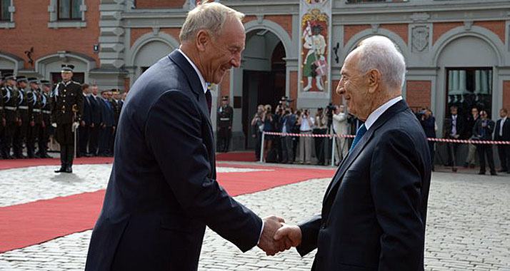 Staatspräsident Peres gedachte mit seinem lettischen Amtskollegen Bērziņš (l.) der Judenretter und der Schoah-Opfer.