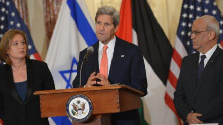 Gespräche mit Skepsis: Livni (l.) und der palästinensische Chef-Unterhändler Erekat (r.) verhandeln, US-Außenminister Kerry moderiert.