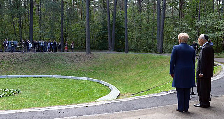 Peres und die litauische Staatspräsidentin Grybauskaitė an der Gedenkstätte im "Mordtal von Ponar"