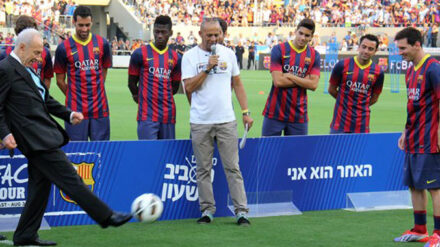 Anstoß für den Frieden: Peres spielt Messi den Ball zu.