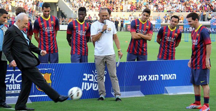 Anstoß für den Frieden: Peres spielt Messi den Ball zu.