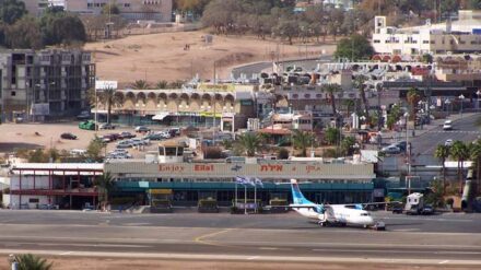 Der Flughafen von Eilat liegt mitten in der Stadt.
