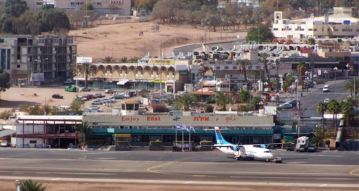 Der Flughafen von Eilat liegt mitten in der Stadt.
