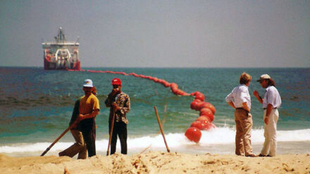 Seekabel werden meistens von speziellen Schiffen unter dem Meer entlang verlegt. (Im Bild: Anschlussarbeiten eines Seekabels)