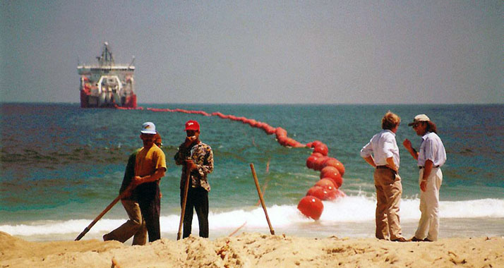 Seekabel werden meistens von speziellen Schiffen unter dem Meer entlang verlegt. (Im Bild: Anschlussarbeiten eines Seekabels)