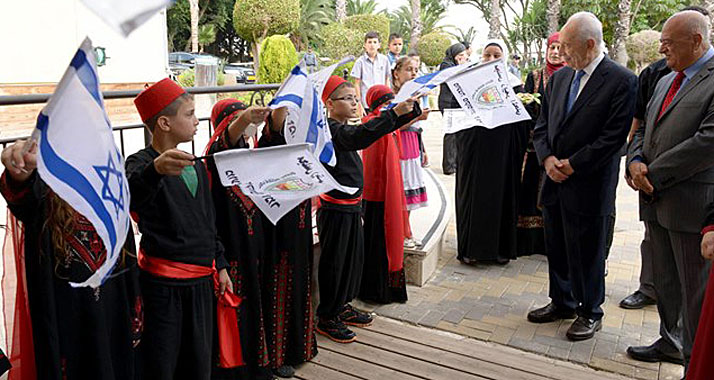 Israels Präsident Peres beim Fest des Fastenbrechens in der arabisch-israelischen Verbandsgemeinde Semer
