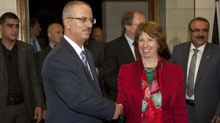 Rami Hamdallah (hier bei einem Treffen mit der Außenbeauftragten der EU, Catherine Ashton) bleibt Premierminister.