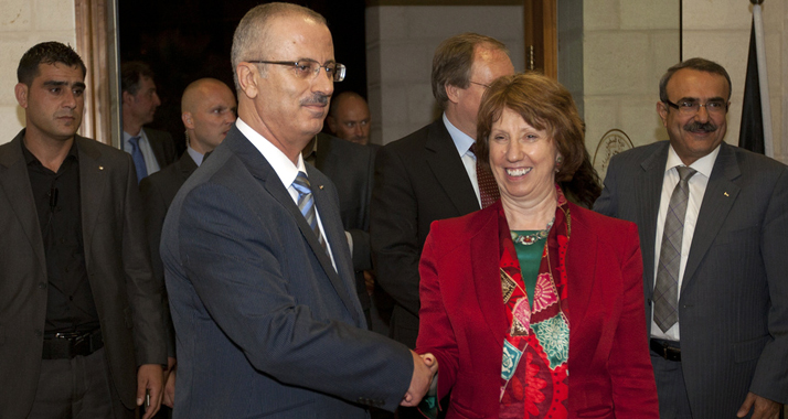 Rami Hamdallah (hier bei einem Treffen mit der Außenbeauftragten der EU, Catherine Ashton) bleibt Premierminister.