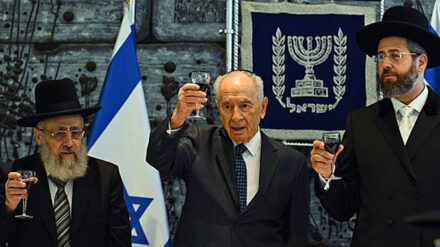 Präsident Peres erhebt das Glas auf die Oberrabbiner Lau (r.) und Josef (l.)