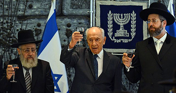 Präsident Peres erhebt das Glas auf die Oberrabbiner Lau (r.) und Josef (l.)