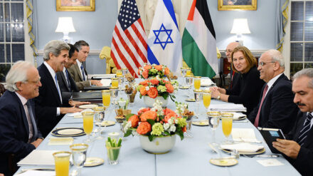 Bei einem Abendessen in Washington hatten Israelis und Palästinenser Ende Juli die Verhandlungen wieder aufgenommen.