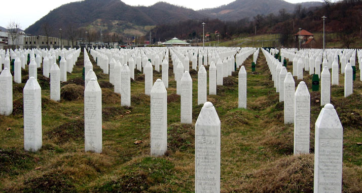 Grabsteine in Srebrenica: Dem israelischen Serben Zvtkovic wird eine Beteiligung an dem Massaker vorgeworfen.