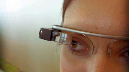 "Google Glass" erlaubt es, das normale Blickfeld mit Hintergrundinformationen anzureichern.