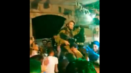 Ein israelischer Soldat lässt sich beim Tanzen auf die Schultern eines Palästinensers heben.