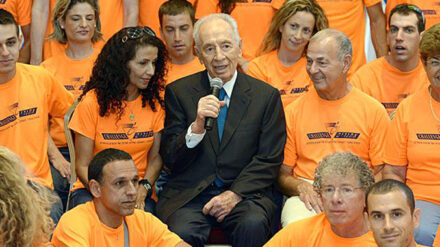 "Quelle der Inspiration": Präsident Peres mit den von "Etgarim" geförderten Läufern