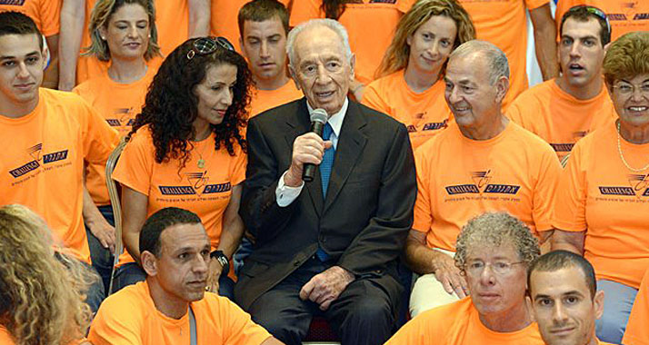 "Quelle der Inspiration": Präsident Peres mit den von "Etgarim" geförderten Läufern