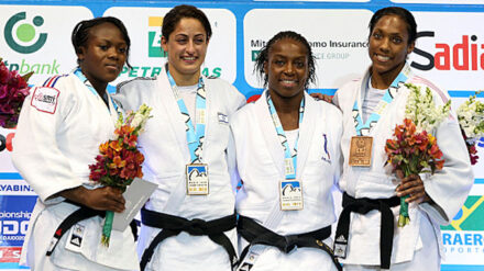 Die erste israelische Judoweltmeisterin der Geschichte, Jarden Gerbi (2.v.l.), freut sich über ihre Goldmedaille.