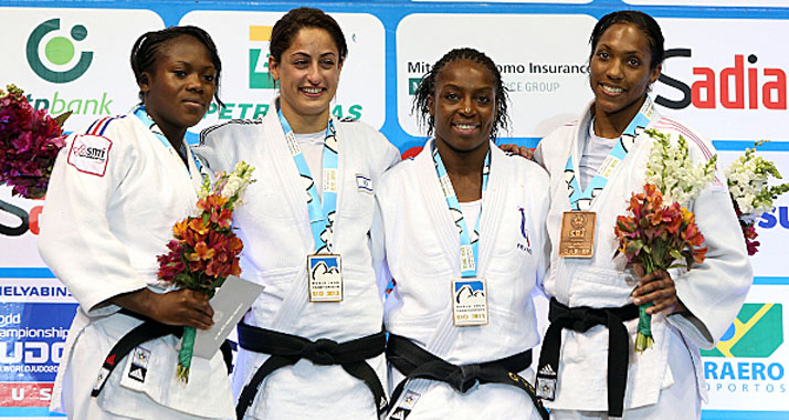 Die erste israelische Judoweltmeisterin der Geschichte, Jarden Gerbi (2.v.l.), freut sich über ihre Goldmedaille.