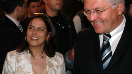 Chulud Daibes zusammen mit Frank-Walter Steinmeier in der Geburtskirche in Bethlehem (Archivbild)