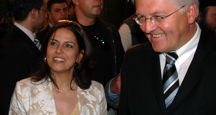 Chulud Daibes zusammen mit Frank-Walter Steinmeier in der Geburtskirche in Bethlehem (Archivbild)