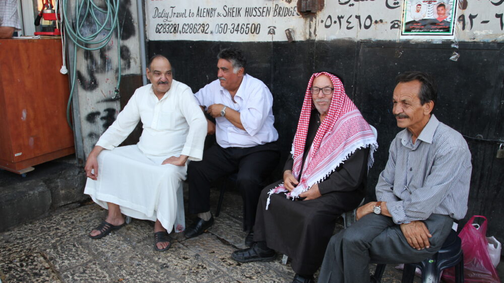 Ibrahim al-Hawa (zweiter v.r.) hat ein offenes "Friedenshaus" auf dem Ölberg.